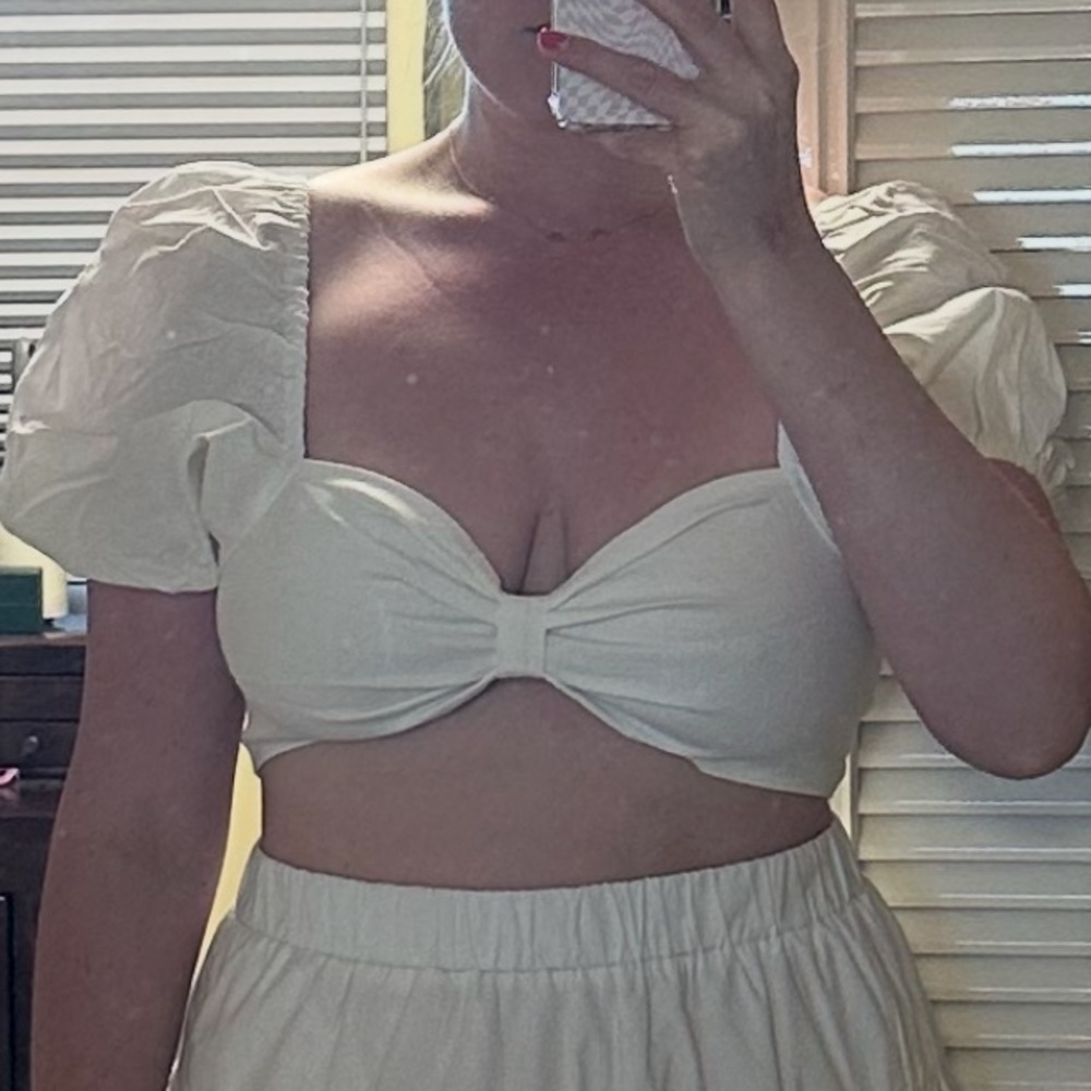 White puff sleeve crop top